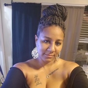 Meet your Posher, Monique